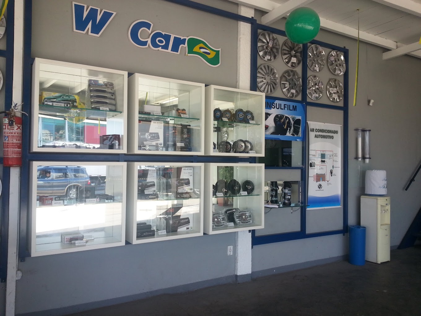 Interior da W Car com exposição de acessórios automotivos
